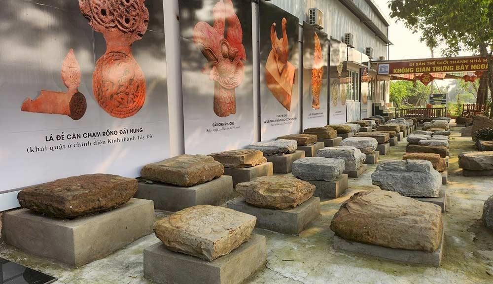 Không gian trưng bày ngoài trời các hiện vật tại Thành nhà Hồ